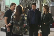 Um den Mord an Lance Delorca aufzukl&auml;ren, tauchen Castle (Nathan Fillion, 2.v.r.) und Beckett (Stana Katic, r.) in die Filmwelt ein und sto&szlig;en dabei auf Naomi Duvray (Krista Allen, 2.v.l.) und Brock Harmon (Ted McGinley, l.) ...