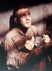 Nach einem gescheiterten Fluchtversuch schmachtet Henri Charri&egrave;re alias Papillon (Steve McQueen) jahrelang in finsterer Einzelhaft.