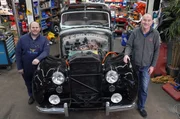Marco Lorey (l.) und Dr. Joachim Becker mit dem Rolls Royce &bdquo;Silver Dawn", Baujahr 1952. Seit 2009 r&uuml;stet Marco Lorey Autos mit Verbrenner-Motor zu E-Mobilen um.