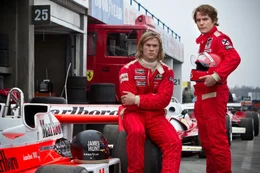 Zwei Leben auf der &Uuml;berholspur: Anfang der 70er Jahre k&auml;mpfen die h&ouml;chst unterschiedlichen Rivalen Niki Lauda (Daniel Br&uuml;hl, r.) und James Hunt (Chris Hemsworth) um den Aufstieg in den Rennfahrer-Olymp.