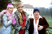Lisbeth (Irene Schwarz, M.) und die Kinder (Janine Kunze, l.; Axel Stein, r.) besuchen Lisbeths alten Verehrer auf seinem Schloss ... Lisbeth (Irene Schwarz, M.) und die Kinder (Janine Kunze, l.; Axel Stein, r.) besuchen Lisbeths alten Verehrer auf seinem Schloss ...