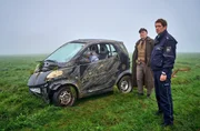 Sch&auml;fer Georg Kappes (Thomas Krutmann, l.) hat an der Grenze zwischen Nordrhein-Westfalen und Rheinland-Pfalz einen Autounfall beobachtet. Heino (Sebastian Schwarz, r.) &uuml;berlegt, wie er den Papierkram umgehen kann.