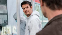 Sebastian Haller (Tilman Strauss) leitet die KTU - sein Team untersucht eine Telefonzelle. Hier trifft er auch Kommissar Peter Faber (J&ouml;rg Hartmann, rechts).