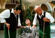 Alles, was schief gehen kann, geht schief: Die Hausdiener Malec (Adolf Peichl, li.) und Josip (Otto W. Retzer, re.) versuchen Lenny (Roy Black) aufzurichten. Alles, was schief gehen kann, geht schief: Die Hausdiener Malec (Adolf Peichl, li.) und Josip (Otto W. Retzer, re.) versuchen Lenny (Roy Black) aufzurichten.