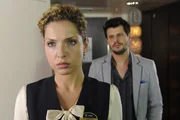 Luca (Manuel Cortez, r.) schafft es gerade noch zu verhindern, dass Nina (Maria Wedig, l.) als blinder Passagier gemeldet wird. In seiner Kabine kann sie endlich Jojo anrufen und erfährt dabei, dass sie einen Tag Aufschub vom Bewährungshelfer bekommen hat ... Luca (Manuel Cortez, r.) schafft es gerade noch zu verhindern, dass Nina (Maria Wedig, l.) als blinder Passagier gemeldet wird. In seiner Kabine kann sie endlich Jojo anrufen und erfährt dabei, dass sie einen Tag Aufschub vom Bewährungshelfer bekommen hat ...