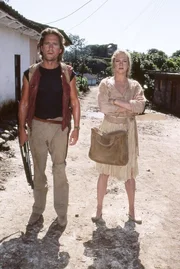 Jack Colton (Michael Douglas) und Joan Wilder (Kathleen Turner)     +++ Die Verwendung des sendungsbezogenen Materials ist nur mit dem Hinweis und Verlinkung auf RTL+ gestattet. +++