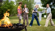 Gabi Koslowski (Anita Vulesica, l.) und ihre Tochter Sandy (Cosima Henman, 2.v.l.) haben sich im Garten von Sandra Giesinger (Klara Lange, 2.v.r.) und ihrer Mutter Monika (Andrea Sawatzki, r.) eingenistet. Das sorgt f&uuml;r viel Brennstoff bei den ungleichen Familien.