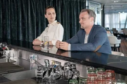 Dr. Elena Beck (Picco von Groote) spricht Tom Schiwy (Andr&eacute; R&ouml;hner) an der Bar an.  +++ Die Verwendung des sendungsbezogenen Materials ist nur mit dem Hinweis und Verlinkung auf RTL+ gestattet. +++