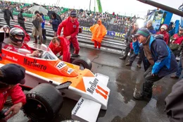James Hunt (Chris Hemsworth, l.).