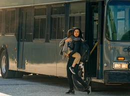 Getrennt von ihrem Mann, flieht Allison (Morena Baccarin) mit S&ouml;hnchen Nathan (Roger Dale Floyd) auf dem Arm vor der Katastrophe.