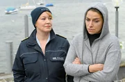 Nele Fehrenbach (Floriane Daniel, l.) befragt die Kellnerin Lena Teuber (Ja&euml;la Probst, r.) zu den Geschehnissen im Restaurant.