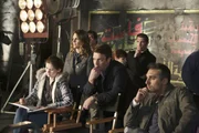 Um einen neuen Mordfall zu l&ouml;sen, tauchen Castle (Nathan Fillion, M.) und Beckett (Stana Katic, 2.v.l.) in die geheime Vergangenheit des Opfers ein und jagen den Killer mit einem Team alternder Actionhelden ...