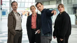 Bei L&ouml;scharbeiten in der Gerbersiedlung wurde eine Tote gefunden. Die Mordkommission mit (l-r) Peter Faber (J&ouml;rg Hartmann), Martina B&ouml;nisch (Anna Schudt), Jan Pawlak (Rick Okon) und ihrer neuen Kollegin Rosa Herzog (Stefanie Reinsperger) nimmt die Ermittlungen auf.