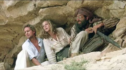 Jack (Michael Douglas, li.), Joan (Kathleen Turner) und Jewel (Avner Eisenberg) m&uuml;ssen sich verstecken..