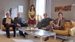 WDR K&Atilde;&para;ln, 16.10.2020: In K&Atilde;&para;ln haben diese Woche die Dreharbeiten f&Atilde;&frac14;r den satirischen Fernsehfilm &acirc;&euro;žGoldjungs&acirc;&euro;&oelig; (AT) begonnen, der voraussichtlich im Fr&Atilde;&frac14;hjahr 2021 im Ersten zu sehen sein wird. Die Geschichte beruht auf einer wahren Begebenheit: Der Pleite der K&Atilde;&para;lner Privatbank Herstatt im Juni 1974. Im Fokus stand damals eine Gruppe junger Devisenh&Atilde;&curren;ndler, die bei Herstatt f&Atilde;&frac14;r den lukrativen Eigenhandel zust&Atilde;&curren;ndig waren &acirc;&euro;&ldquo; die sogenannten &acirc;&euro;žGoldjungs&acirc;&euro;&oelig;. Doch sie verspekulierten sich und der anf&Atilde;&curren;ngliche Goldrausch nahm eine bittere Wendung. Zu diesem Zeitpunkt die gr&Atilde;&para;&Atilde;&Yuml;te Bankenpleite der deutschen Nachkriegsgeschichte. &acirc;&euro;žGoldjungs&acirc;&euro;&oelig; ist eine Produktion der Zeitsprung Pictures GmbH (Produzenten: Michael Souvignier und Till Derenbach, Producer: Daniel Mann) in Kooperation mit G5fiction (Produzent: Uwe Kersken) im Auftrag des WDR und der ARD Degeto, gef&Atilde;&para;rdert durch die Film- und Medienstiftung NRW. Regie f&Atilde;&frac14;hrt Christoph Schnee nach einem Drehbuch von Eva Zahn und Volker A. Zahn. Die Redaktion haben Nina Klamroth, Henrike Vieregge (beide WDR) und Christine Strobl (ARD Degeto). - V.l. Uwe Lennartz (Jan Krauter), Iwan Herstatt (Waldemar Kobus), Marie Breuer (Michelle Barthel), Ferdinand v. Broustin (Ulrich Friedrich Brandhoff) und Mick Sommer (Tim Oliver Schultz). &Acirc;&copy; WDR/Frank Dicks, honorarfrei - Verwendung gem&Atilde;&curren;&Atilde;&Yuml; der AGB im engen inhaltlichen, redaktionellen Zusammenhang mit genannter WDR-Sendung und bei Nennung "Bild: WDR/Frank Dicks" (S2+). WDR Kommunikation/Redaktion Bild, K&Atilde;&para;ln, Tel: 0221/220 -7132 oder -7133, Fax: -777132, bildredaktion@wdr.de