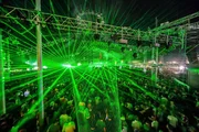 EinsPlus NATURE ONE - DIE REPORTAGE, "Film von Alexander Stein". Reporter Alexander Stein ist während der Nature One rund um Kastellaun unterwegs und zeigt, wie sich das Hunsrück-Städtchen in die größte Techno-Party-Meile Europas verwandelt: Aus Kuhwiesen wird ein gigantischer Partyzeltplatz, das Hallenbad wird zur größten Gruppendusche im Hunsrück. 3 Tage, 60.000 Menschen, 300 DJ's. EinsPlus NATURE ONE - DIE REPORTAGE, "Film von Alexander Stein". Reporter Alexander Stein ist während der Nature One rund um Kastellaun unterwegs und zeigt, wie sich das Hunsrück-Städtchen in die größte Techno-Party-Meile Europas verwandelt: Aus Kuhwiesen wird ein gigantischer Partyzeltplatz, das Hallenbad wird zur größten Gruppendusche im Hunsrück. 3 Tage, 60.000 Menschen, 300 DJ's.