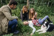 Ein gef&auml;hrlicher Reitunfall: Rike (Klara Deutschmann) und Tabea (Nele Trebs, Mitte) sind bei Christian (Alexander Khuon), der sich um seine bewusstlose Tochter Anabel (Mia Lohmann) sorgt.