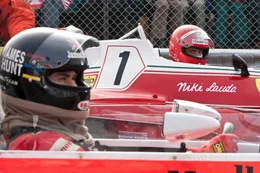 v.li.: James Hunt (Chris Hemsworth), Niki Lauda (Daniel Br&uuml;hl).