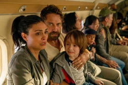 Familie Garrety (Morena Baccarin, l., Gerard Butler, M. und Roger Dale Floyd, r.) hat ein rettendes Ticket nach Gr&ouml;nland bekommen.