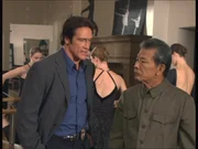 Steve (Barry Van Dyke, l.) befragt Lee (Mako, r.) zum Mord an einem chinesischen T&auml;nzer.