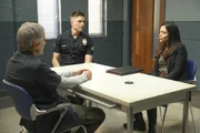 Als Lopez (Alyssa Diaz, r.) und Bradford (Eric Winter, M.) den bekannten Räuber Dez Robinson (Wayne Pére, l.) ins Kreuzverhör nehmen, steigt der Druck enorm. Robinson behauptet zwar, unschuldig zu sein, doch Lopez und Bradford lassen nicht locker. Als Lopez (Alyssa Diaz, r.) und Bradford (Eric Winter, M.) den bekannten Räuber Dez Robinson (Wayne Pére, l.) ins Kreuzverhör nehmen, steigt der Druck enorm. Robinson behauptet zwar, unschuldig zu sein, doch Lopez und Bradford lassen nicht locker.