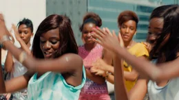 Sophie genannt "Lady" (l, Assa Sylla) und Marieme genannt "Vic" (r, Karidja Tour&eacute;) tanzen zusammen zu einem Rapsong.