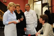 Susanne (Heike Jonca, l.), Jojo (Bernhard Bozian, 2.v.l.) und Ingo (Wolfgang Wagner, 2.v.r.) versuchen den Bewährungshelfer Sören Albrecht (Jonas Hartmann, r.) von Nina zu beruhigen ... Susanne (Heike Jonca, l.), Jojo (Bernhard Bozian, 2.v.l.) und Ingo (Wolfgang Wagner, 2.v.r.) versuchen den Bewährungshelfer Sören Albrecht (Jonas Hartmann, r.) von Nina zu beruhigen ...