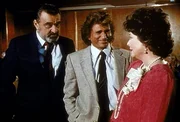 Jonathan (Michael Landon, M.) ist erfreut, Marks (Victor French, l.) High-School-Schwarm Marjorie Anderson (Eve Brent, r.) kennenzulernen. Jonathan (Michael Landon, M.) ist erfreut, Marks (Victor French, l.) High-School-Schwarm Marjorie Anderson (Eve Brent, r.) kennenzulernen.