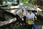 Der laotische Architekt Vissa Chanthaphasouk und Christophe Pottier bei der Vermessung eines eingest&uuml;rzten Tempels.