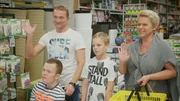 Dominik sucht nach eine Garten, bei dem er vorhandenes Material wiederverwenden kann, um daraus Neues zu gestalten. Fündig wird er bei Agnieszka, Slawek und ihren beiden Söhnen, die ihren Garten zwar gerne nutzen, der aber unbedingt ein Make-over nötig hat. Um die Gartenfläche optisch zu vergrößern, werden Zaun und Schuppen in hellen Farben gestrichen. Dominik sucht nach eine Garten, bei dem er vorhandenes Material wiederverwenden kann, um daraus Neues zu gestalten. Fündig wird er bei Agnieszka, Slawek und ihren beiden Söhnen, die ihren Garten zwar gerne nutzen, der aber unbedingt ein Make-over nötig hat. Um die Gartenfläche optisch zu vergrößern, werden Zaun und Schuppen in hellen Farben gestrichen.