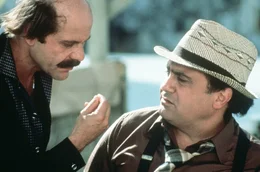 Die Entf&uuml;hrer Ralph (Danny DeVito, r.) und Ira (Zack Norman) haben die Schwester der ber&uuml;hmten Schriftstellerin Joan Wilder entf&uuml;hrt.