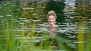 Heimatleuchten Moderatorin Sarah Pernerstetter im Badeteich der Alpentherme Bad Hofgastein Heimatleuchten Moderatorin Sarah Pernerstetter im Badeteich der Alpentherme Bad Hofgastein
