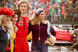 W&auml;hrend der disziplinierte Lauda (Daniel Br&uuml;hl, hinten) ehrgeizig an seiner Karriere feilt, st&uuml;rzt sich Naturtalent Hunt (Chris Hemsworth, 3.v.l.) ins glamour&ouml;se Jetset-Leben.