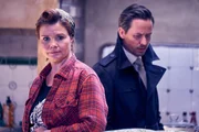 Andreas (Tom Schilling) f&uuml;hren seine "Ermittlungen" in die K&uuml;che von Helen (Annette Frier) aus K&ouml;ln-Nippes.