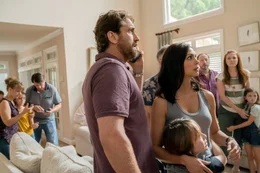 L-R, vorne: John Garrity (Gerard Butler), Nathan Garrity (Roger Dale Floyd), Allison Garrity (Morena Baccarin)