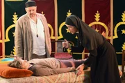 "Um Himmels Willen" - Miriam Maierling weiß sich keinen Rat mehr, als ihre schwerkranke Mutter ihr Schicksal in die Hände eines Wunderheilers legen will. Im Bild (v.li.): Thomas Wenke (Meister Shan), Maria Bachmann (Hermine Maierling), Janina Hartwig (Hanna Jakobi). "Um Himmels Willen" - Miriam Maierling weiß sich keinen Rat mehr, als ihre schwerkranke Mutter ihr Schicksal in die Hände eines Wunderheilers legen will. Im Bild (v.li.): Thomas Wenke (Meister Shan), Maria Bachmann (Hermine Maierling), Janina Hartwig (Hanna Jakobi).