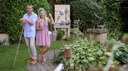 In der fünften Folge lädt „Deko-Queen“ Alexandra Straßburger aus Saarbrücken in ihren Garten. Auf 2000 Quadratmetern lebt die begeisterte Flohmarktbesucherin ihren ganz persönlichen Gartentraum. „Der Garten ist so vielfältig wie wir“ sagt Alexandra und hat so neun extrem unterschiedlich gestaltete grüne Zimmer erschaffen von der Wellnessoase über einen streng geometrisch bepflanzten „Klostergarten“ bis hin zum romantisch verspielten Rosengarten. - Alexandra Straßburger (r) im Garten in Saarbrücken mit ihrem Mann Mike. In der fünften Folge lädt „Deko-Queen“ Alexandra Straßburger aus Saarbrücken in ihren Garten. Auf 2000 Quadratmetern lebt die begeisterte Flohmarktbesucherin ihren ganz persönlichen Gartentraum. „Der Garten ist so vielfältig wie wir“ sagt Alexandra und hat so neun extrem unterschiedlich gestaltete grüne Zimmer erschaffen von der Wellnessoase über einen streng geometrisch bepflanzten „Klostergarten“ bis hin zum romantisch verspielten Rosengarten. - Alexandra Straßburger (r) im Garten in Saarbrücken mit ihrem Mann Mike.