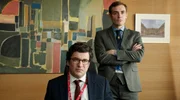 Der französische Botschafter (Eric Caravaca) und Felix (Ambroise Carminati) sprechen mit Samy über die Details eines Europäischen Europas. Der französische Botschafter (Eric Caravaca) und Felix (Ambroise Carminati) sprechen mit Samy über die Details eines Europäischen Europas.