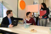 Paloma (Maja Maneiro, r.) findet es nicht fair, dass Enrique (Jacob Weigert, l.) mit Chris (Frank Ziegler, M.) einen Assistenten bekommen hat - und sie nicht ... Paloma (Maja Maneiro, r.) findet es nicht fair, dass Enrique (Jacob Weigert, l.) mit Chris (Frank Ziegler, M.) einen Assistenten bekommen hat - und sie nicht ...