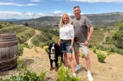 Klaus (r) und Sandra campen an der Küste in Salou und machen einen Ausflug ins Hinterland – zur Weinprobe inmitten der Rebhänge. Klaus (r) und Sandra campen an der Küste in Salou und machen einen Ausflug ins Hinterland – zur Weinprobe inmitten der Rebhänge.