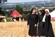 Schwester Hanna sucht Meister Shan (v.li.: Janina Hartwig, Emanuela von Frankenberg, Denise M’Baye). Schwester Hanna sucht Meister Shan (v.li.: Janina Hartwig, Emanuela von Frankenberg, Denise M’Baye).