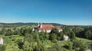 Blick auf das gegr&uuml;ndete Kloster St. Tertulin in Schlehdorf am Kochelsee.