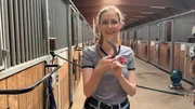 Lena zeigt ein Hufeisen: Das bringt Glück. Lena zeigt ein Hufeisen: Das bringt Glück.