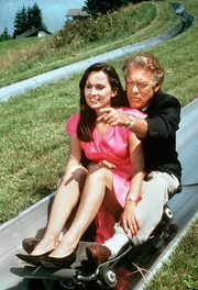 Erwin Kapinski (Klausjürgen Wussow) hat Glück im Spiel und glaubt, mit Marion (Evelyn Engleder) die Frau seines Lebens gefunden zu haben. Erwin Kapinski (Klausjürgen Wussow) hat Glück im Spiel und glaubt, mit Marion (Evelyn Engleder) die Frau seines Lebens gefunden zu haben.