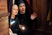 Die Nonnen finden den Ausgang der H&ouml;hle in die Kapelle (v.li.: Emanuela von Frankenberg, Janina Hartwig).