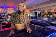 DJane 2Elements am DJ-Pult im Nassau Beach Club. DJane 2Elements am DJ-Pult im Nassau Beach Club.