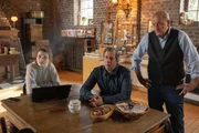 Merle (Janina Fautz, l.), Ekki (Oliver Korittke, M.) und Wilsberg (Leonard Lansink, r.) sprechen &uuml;ber ihren Fall, als Kriminalhauptkommissarin Anna Springer pl&ouml;tzlich vorbeikommt.