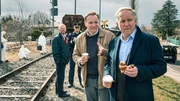 v.li.: Lokführer (Edi Jäger), Polizist (Christoph Bittenauer), Manfred Schimpf (Thomas Stipsits), Moritz Eisner (Harald Krassnitzer). v.li.: Lokführer (Edi Jäger), Polizist (Christoph Bittenauer), Manfred Schimpf (Thomas Stipsits), Moritz Eisner (Harald Krassnitzer).
