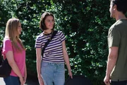 Larissa (Ilka Mahrholz, M.) gibt zu, dass sie sich in der Schillerallee viel wohler fühlt als früher. Links Ronja (Theresa Traser), rechts Paco (Milos Vukovic). Larissa (Ilka Mahrholz, M.) gibt zu, dass sie sich in der Schillerallee viel wohler fühlt als früher. Links Ronja (Theresa Traser), rechts Paco (Milos Vukovic).