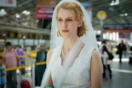 Sandra Giesinger (Klara Lange) ist sich sicher: Sie wird sich auch von ihrer Schwester Sandy nicht davon abhalten lassen zu heiraten.